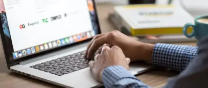 Computador mostrando atividades conjuntas de marketing fornecendo recursos para vender mais esquemas de denúncia